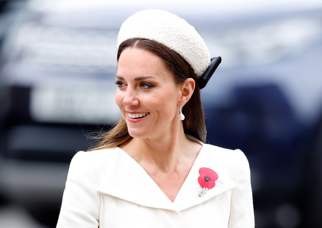 London, Inggris - 25 April: (Diembargo untuk publikasi di surat kabar Inggris hingga 24 jam setelah membuat tanggal dan waktu) Catherine, Duchess of Cambridge menghadiri Layanan Peringatan dan Thanksgiving Hari Anzac di Westminster Abbey pada 25 April 2022 di London, Inggris. Hari Anzac adalah Hari Peringatan Nasional di Australia dan Selandia Baru menandai peringatan pendaratan Anzac (Australia dan Korps Angkatan Darat Selandia Baru) di Gallipoli pada tahun 1916 selama Perang Dunia Pertama. (Foto oleh Max Mumby/Indigo/Getty Images)
