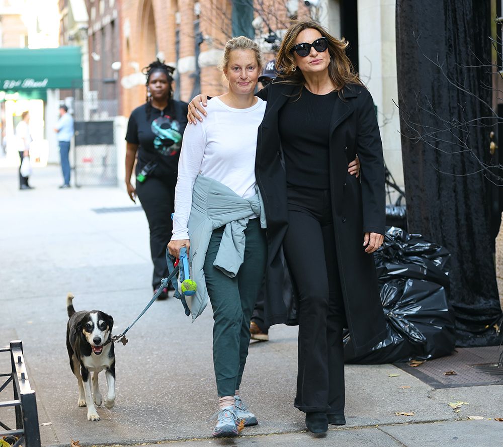 Mariska Hargitay and Ali Wentworth on set 