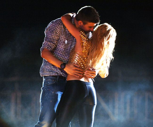 shakira and gerard kissing on stage