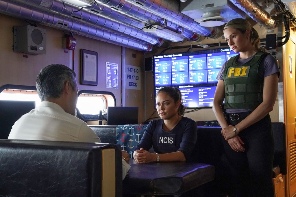 Vanessa Lachey as Jane Tennant and Tori Anderson as Kate Whistler on NCIS : Hawai'i