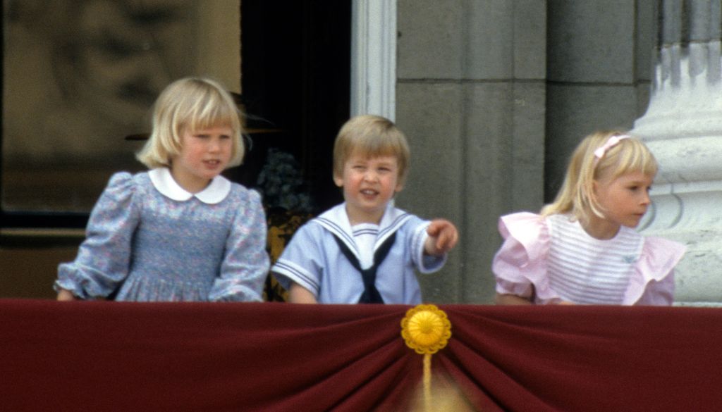 Zara Phillips, o Príncipe William e Lady Davina Windsor estão na varanda do Palácio de Buckingham durante Trooping the Color em 15 de junho de 1985