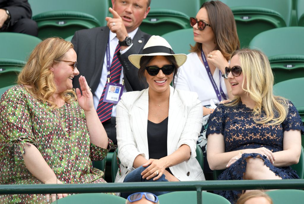 Meghan em Wimbledon com suas amigas Genevieve e Lindsay em 2019