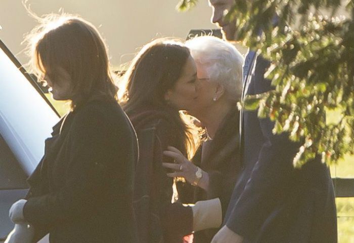 queen kate kissing