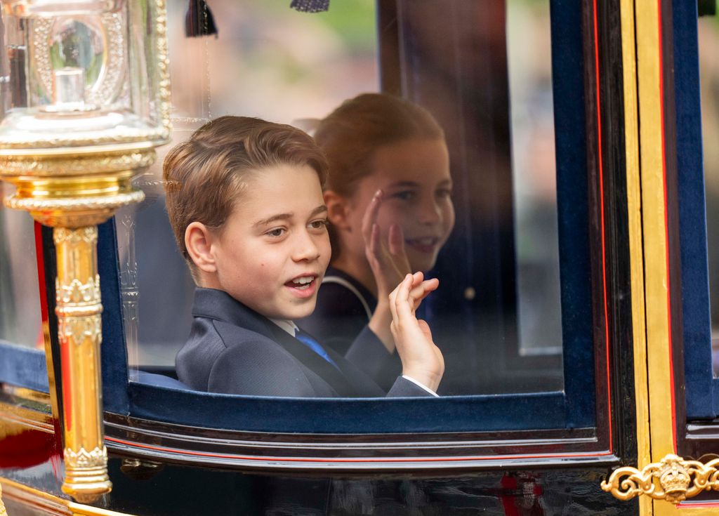 Le prince George et la princesse Charlotte de Galles saluent lors de Trooping the Color 2024 
