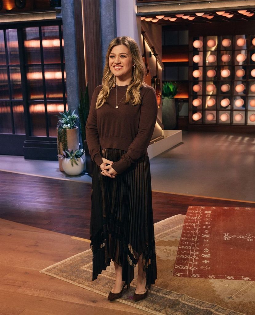 Kelly Clarkson looked fantastic in a sheer maxi skirt on last week's Kelly Clarkson Show 