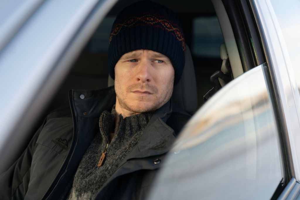 homme assis dans une voiture