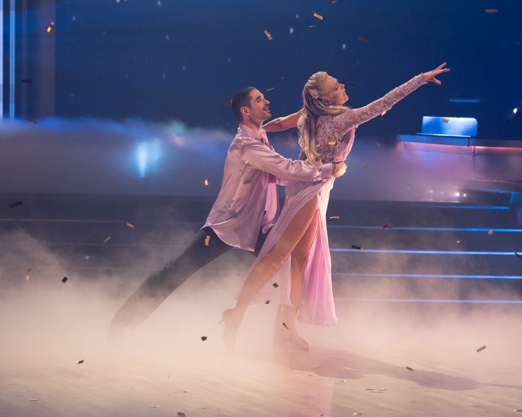 Elaine Hendrix and Alan Bersten perform during the Judges' Choice round in the DWTS 2025 finale