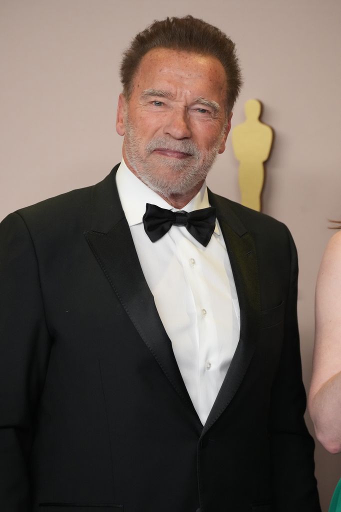 Arnold Schwarzenegger dans une cravate noire 