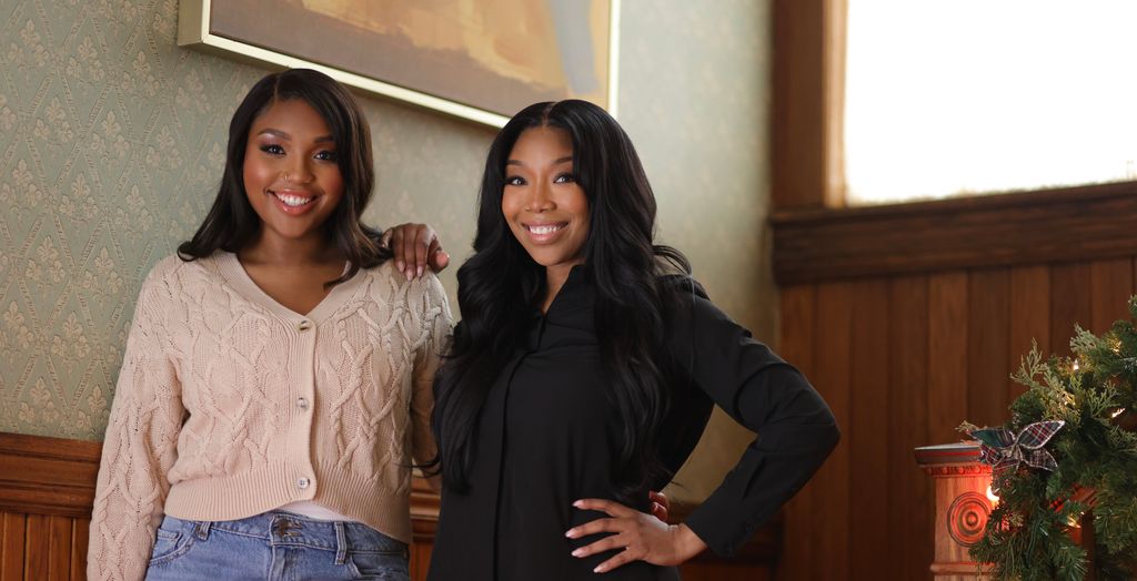 Brandy (R) stars in Christmas Everyday