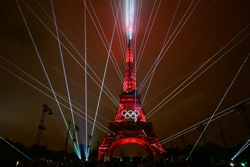 Lichter erhellen den Eiffelturm während der Eröffnungszeremonie der Olympischen Spiele 2024 in Paris am 26. Juli 2024