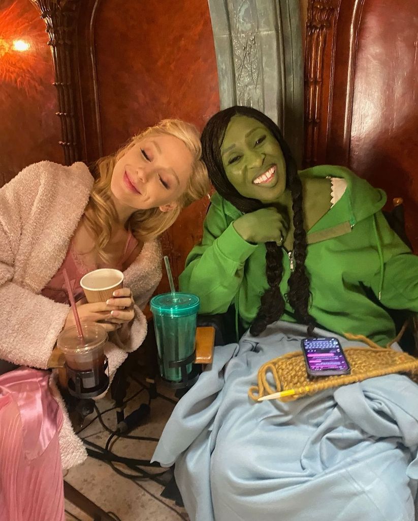 Cynthia Erivo dan Ariane Grande sedang istirahat dari syuting Wicked 