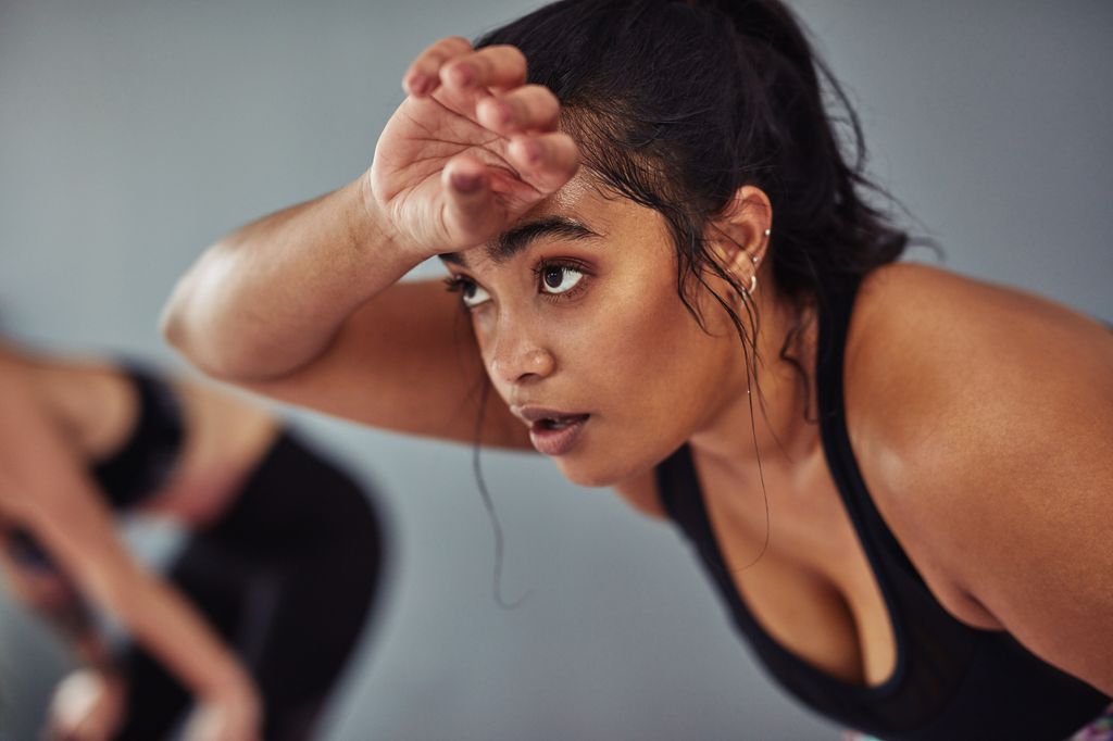 Photo d'une jeune femme prenant une pause après son entraînement à la salle de sport