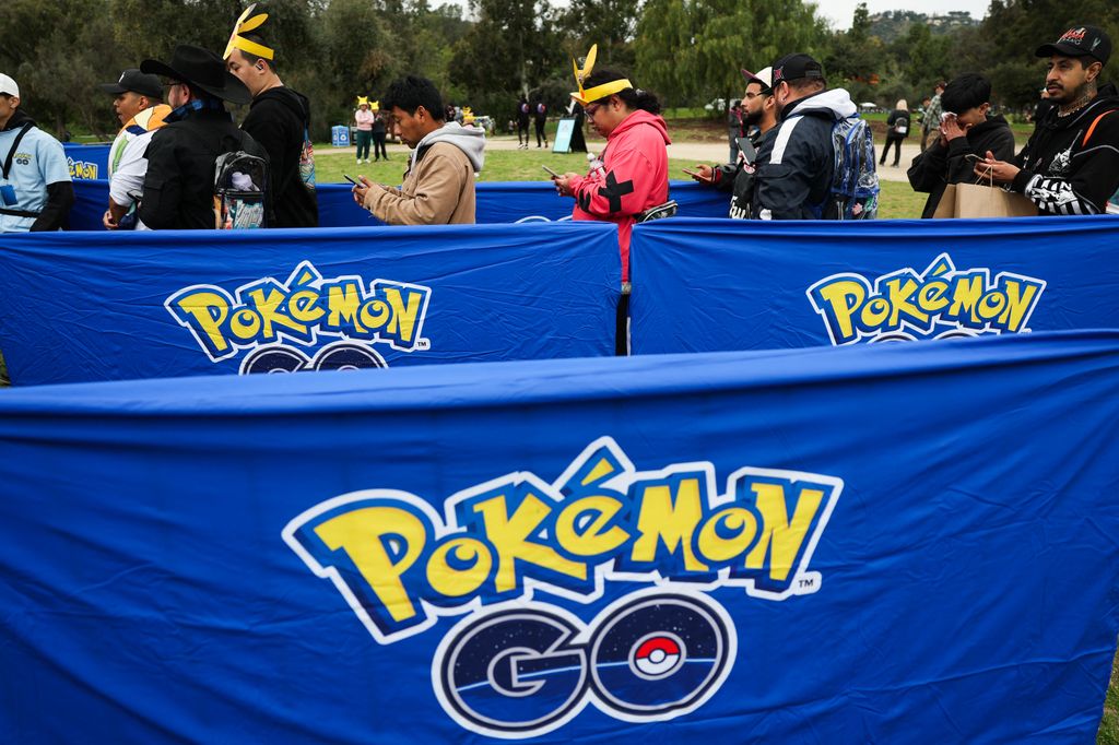 À l'intérieur de la valeur nette surprenante du créateur de Pokémon, Satoshi Tajiri, malgré une franchise de 100 milliards de dollars 2 Les participants font la queue pour rencontrer des entraîneurs vedettes tout en jouant à Pokemon GO sur leurs smartphones lors de l'événement Pokemon GO Tour : Kalos Los Angeles 2026 en personne au Rose Bowl Stadium de Pasadena, en Californie.