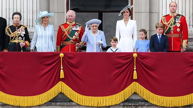 queen buckingham palace balcony jubilee trooping