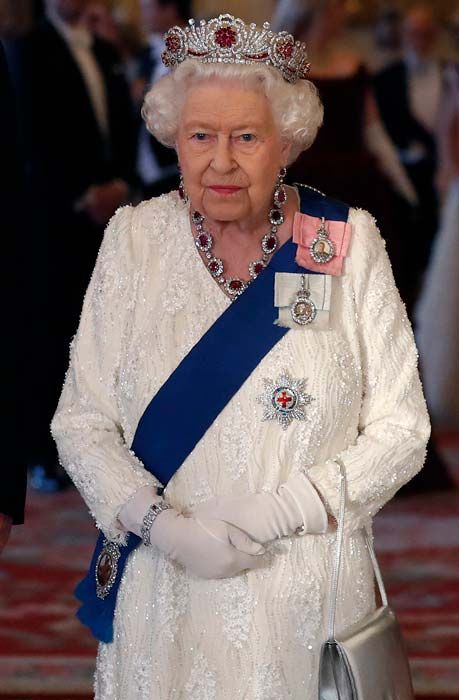 queen wears white banquet