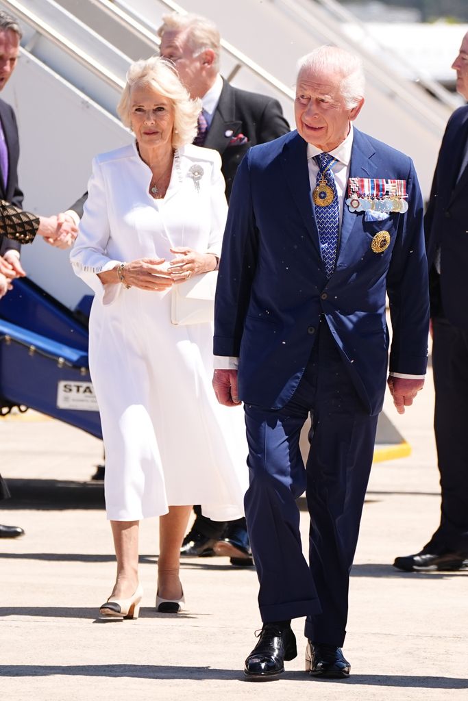 Ratu Camilla tampil memukau dalam balutan gaun sutra putih yang elegan saat ia dan Raja Charles menerima sambutan hangat di Canberra