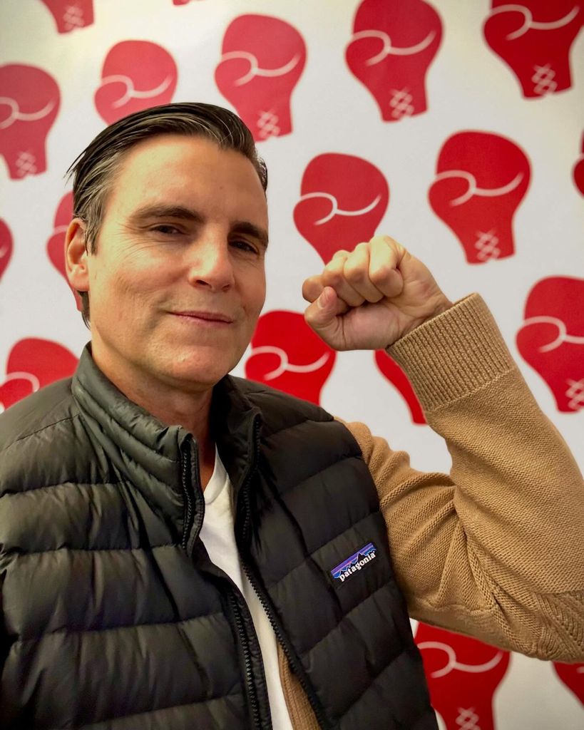 colin egglesfield holding up his fist