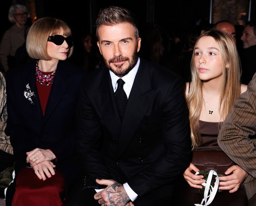 Harper Beckham duduk barisan depan di Fashion Week bersama ayahnya dan Anna Wintour