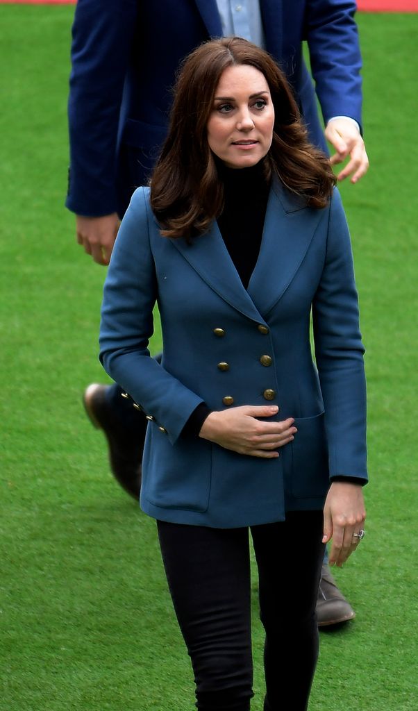 La princesse Kate traversant un terrain de football