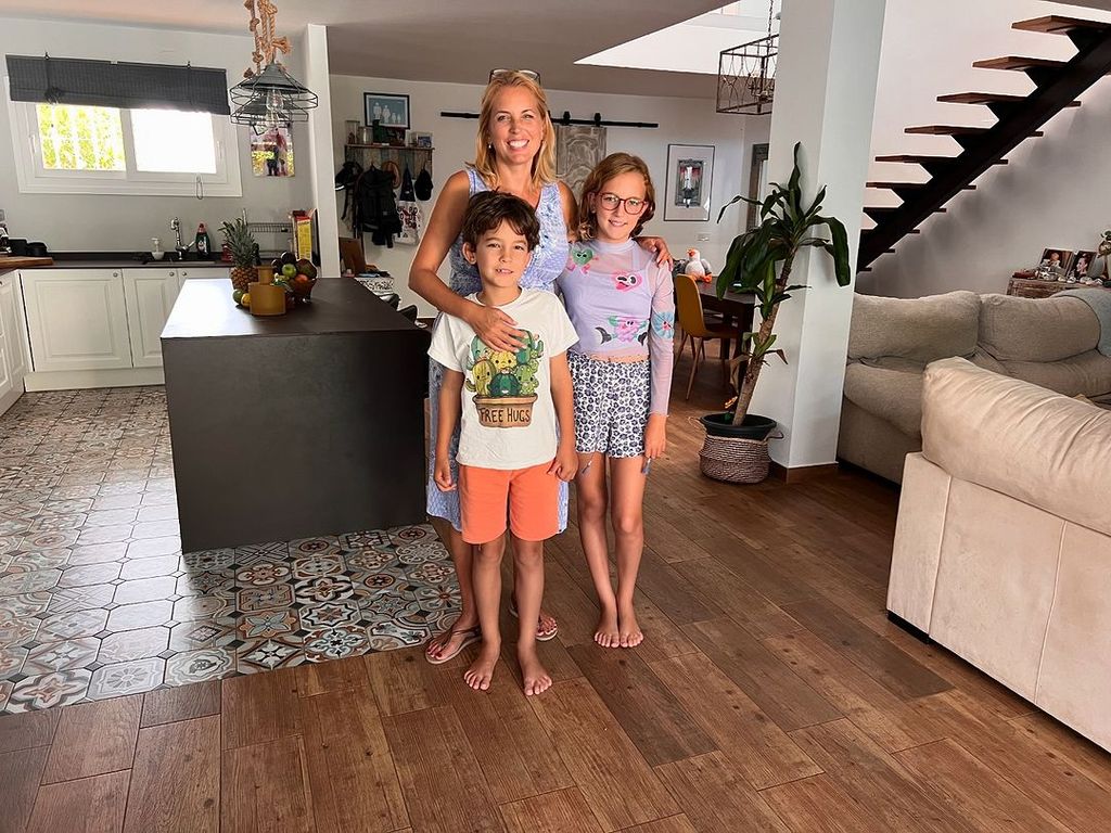 Jasmine Harman com seus dois filhos na cozinha e sala de estar