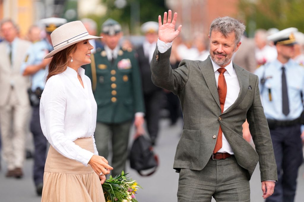 Frederik and Mary waving in Ærø