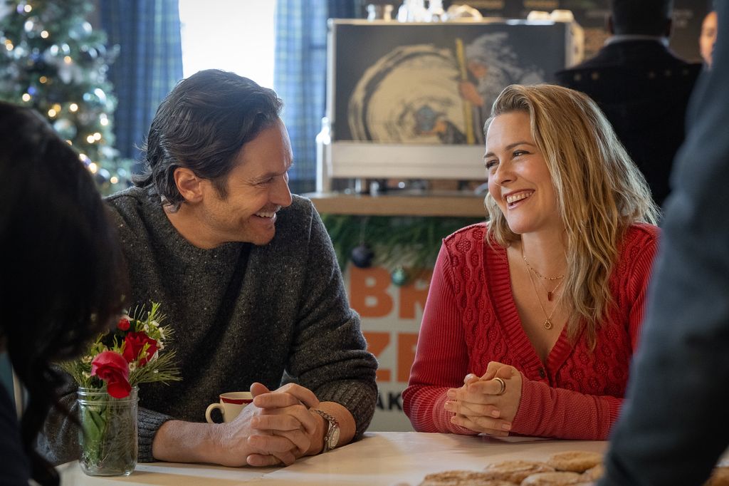 Oliver Hudson as Everett and Alicia Silverstone as Kate in A Merry Little Ex-Mas