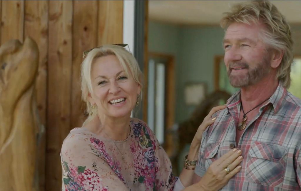 Liz et Noel Edmonds à l'extérieur d'une maison en bois