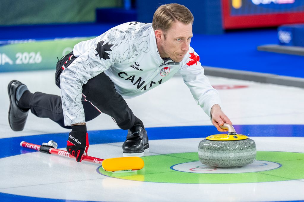 Marc Kennedy lors du tournoi à la ronde de curling masculin des Jeux olympiques d'hiver de Milan Cortina 2026 au stade olympique de curling de Cortina D'Ampezzo le 15 février 2026