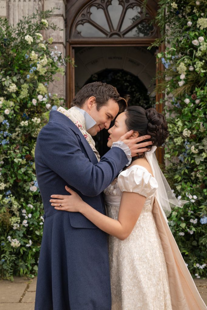 Les fans de la saison 4 de Bridgerton sont « tellement confus » après une scène post-générique cachée clé 1 Luke Thompson incarne Benedict Bridgerton tandis que Yerin Ha incarne Sophie Baek