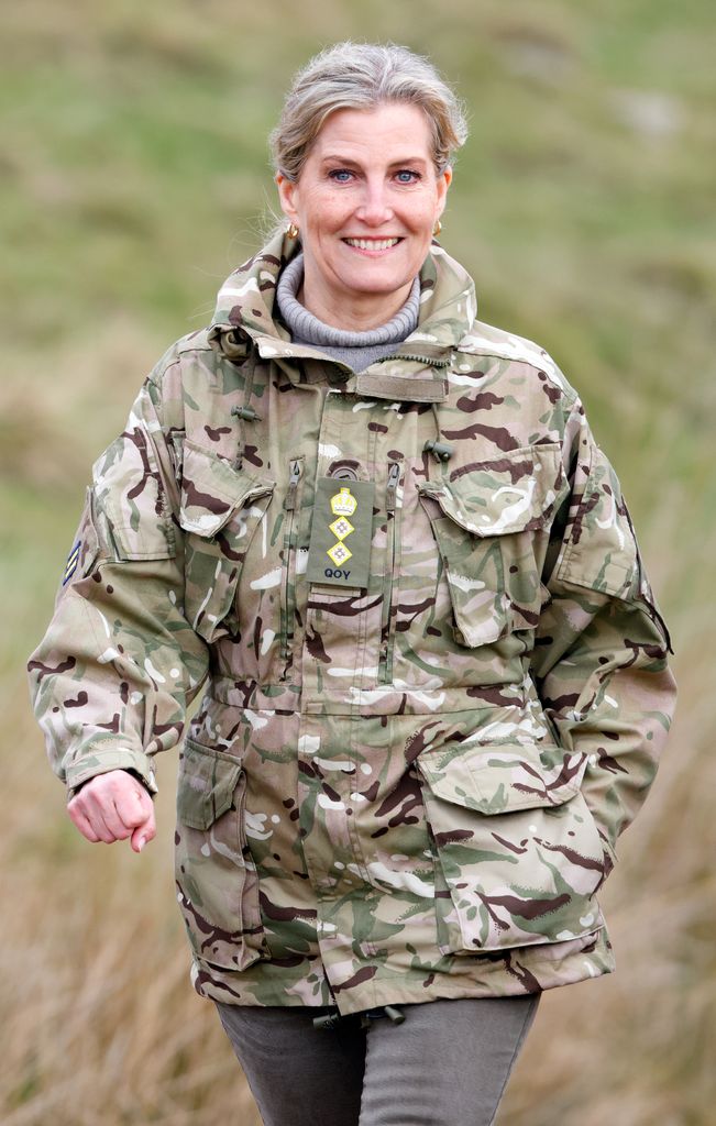 The Duchess of Edinburgh mengenakan jaket camo print dan jeans kurus abu -abu