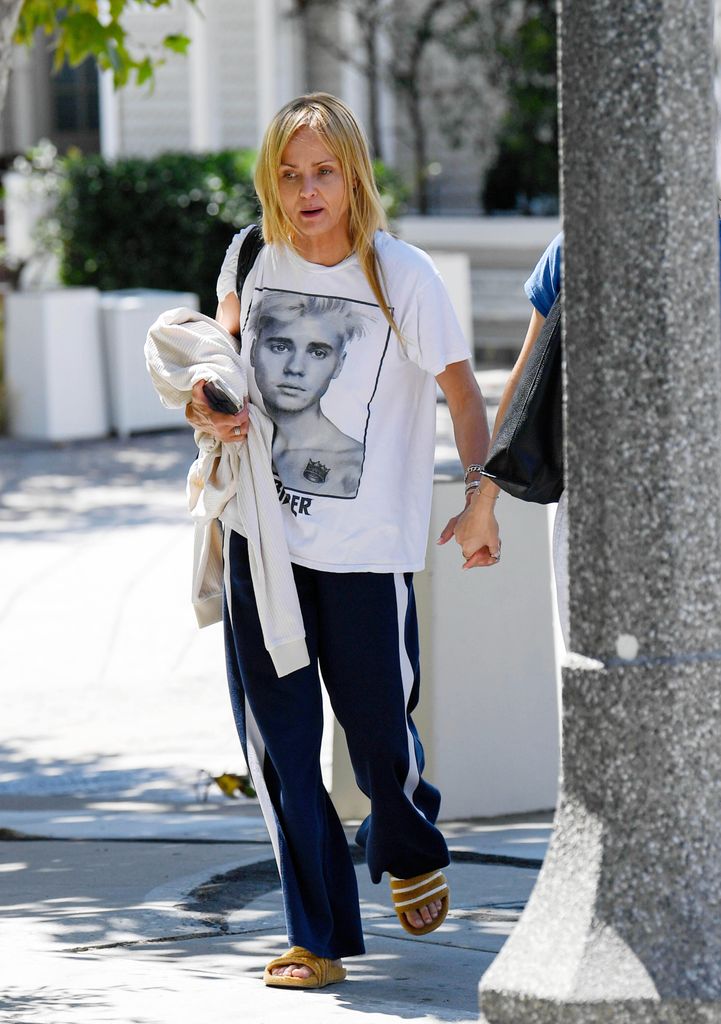 She put on a casual display in sweats and a justin bieber t-shirt