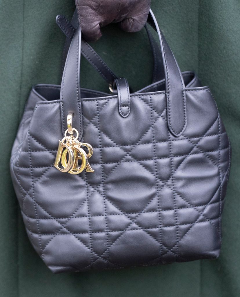 Un gros plan du sac Dior de Camilla