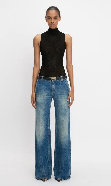 Bodysuit leher tinggi tanpa lengan dalam warna hitam oleh Victoria Beckham