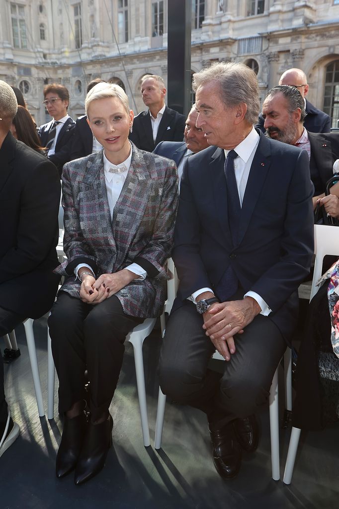 Princess Charlene dari Monaco dan Bernard Arnault menghadiri acara Louis Vuitton Womenswear Spring/Summer 2023 sebagai bagian dari Paris Fashion Week pada 04 Oktober 2022 di Paris, Prancis.