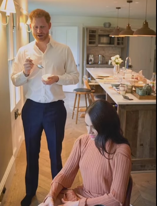 harry and meghan in kitchen