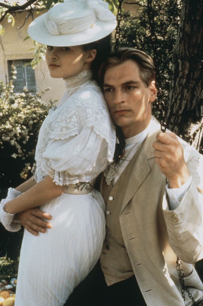Les secrets vestimentaires de Downton Abbey, Peaky Plinders et des plus grandes stars d'Hollywood révélés 4 Helena Bonham Carter, Julian Sands dans Une chambre avec vue - 1986