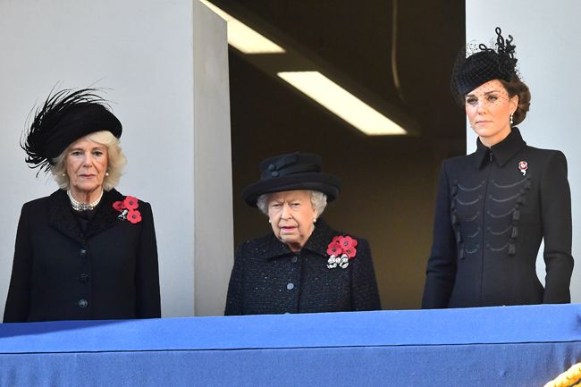 the queen with kate middleton balcony