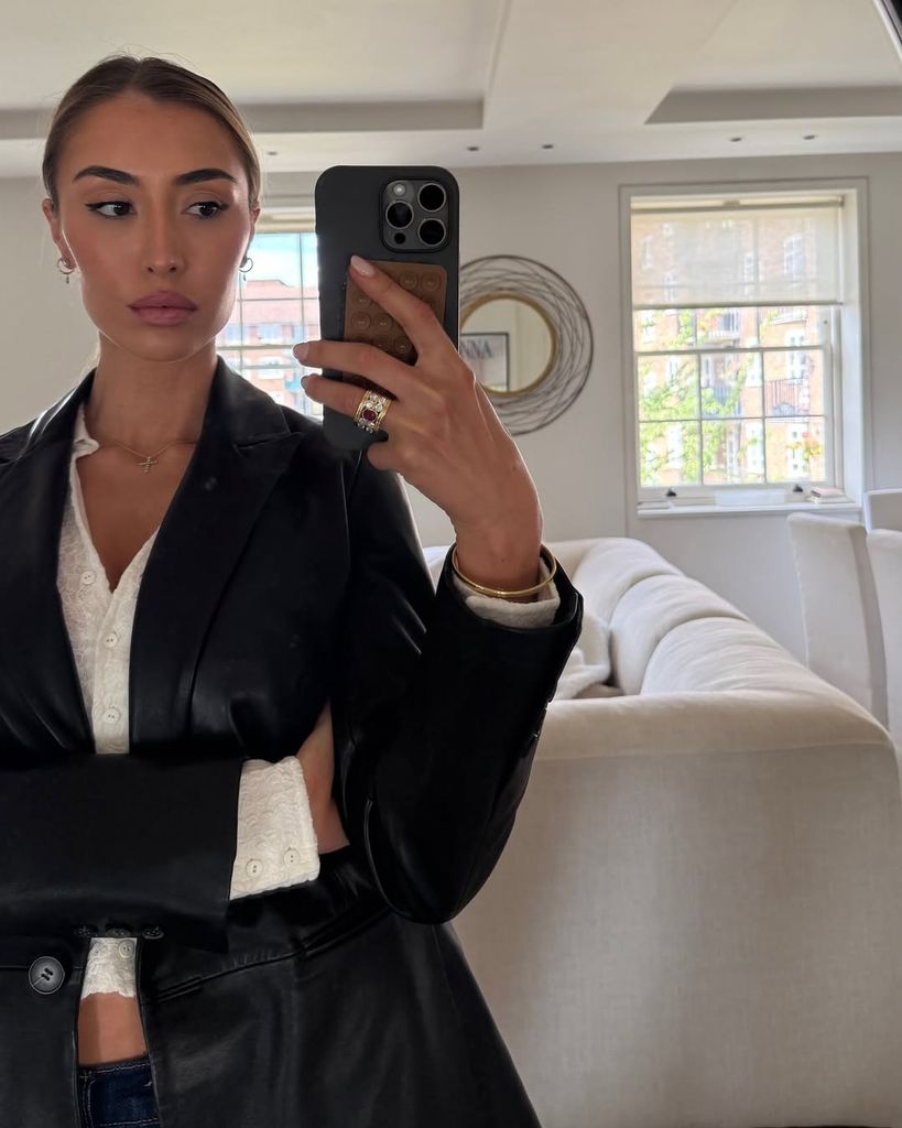 Sophie Habboo prend un selfie miroir avec un appartement londonien en arrière-plan