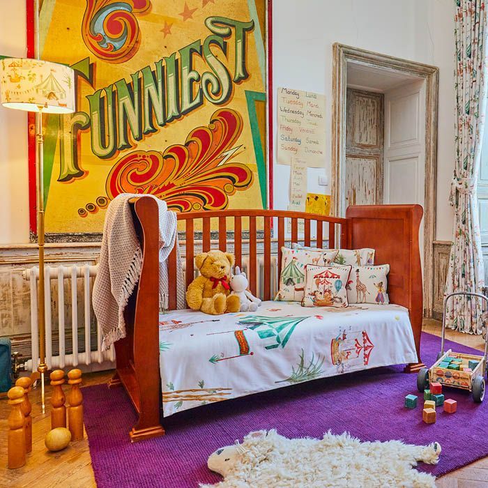 kids bedroom with circus theme