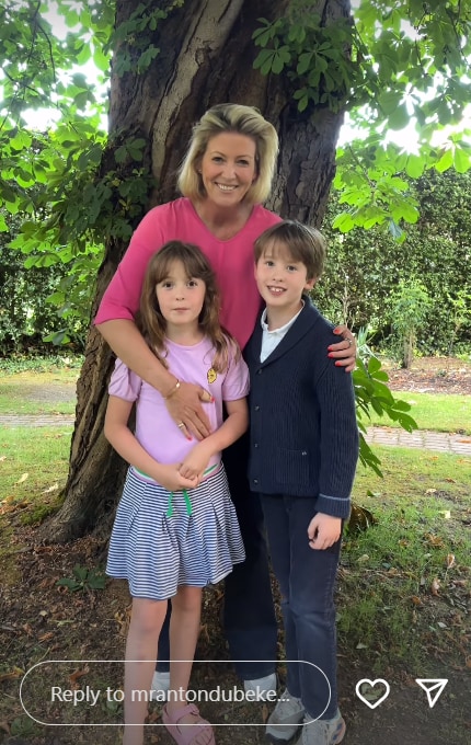hannah summers under tree with son and daughter