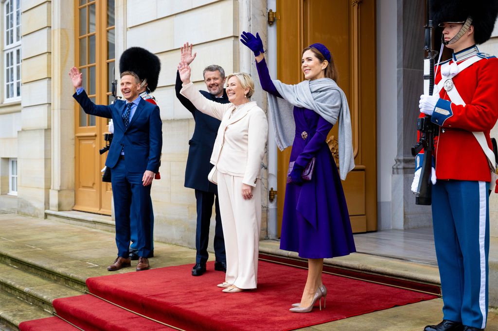 Rainha Maria em vestido roxo acenando com o Rei Frederik, Presidente Halla Tomasdottir, Bjorn Skulason 