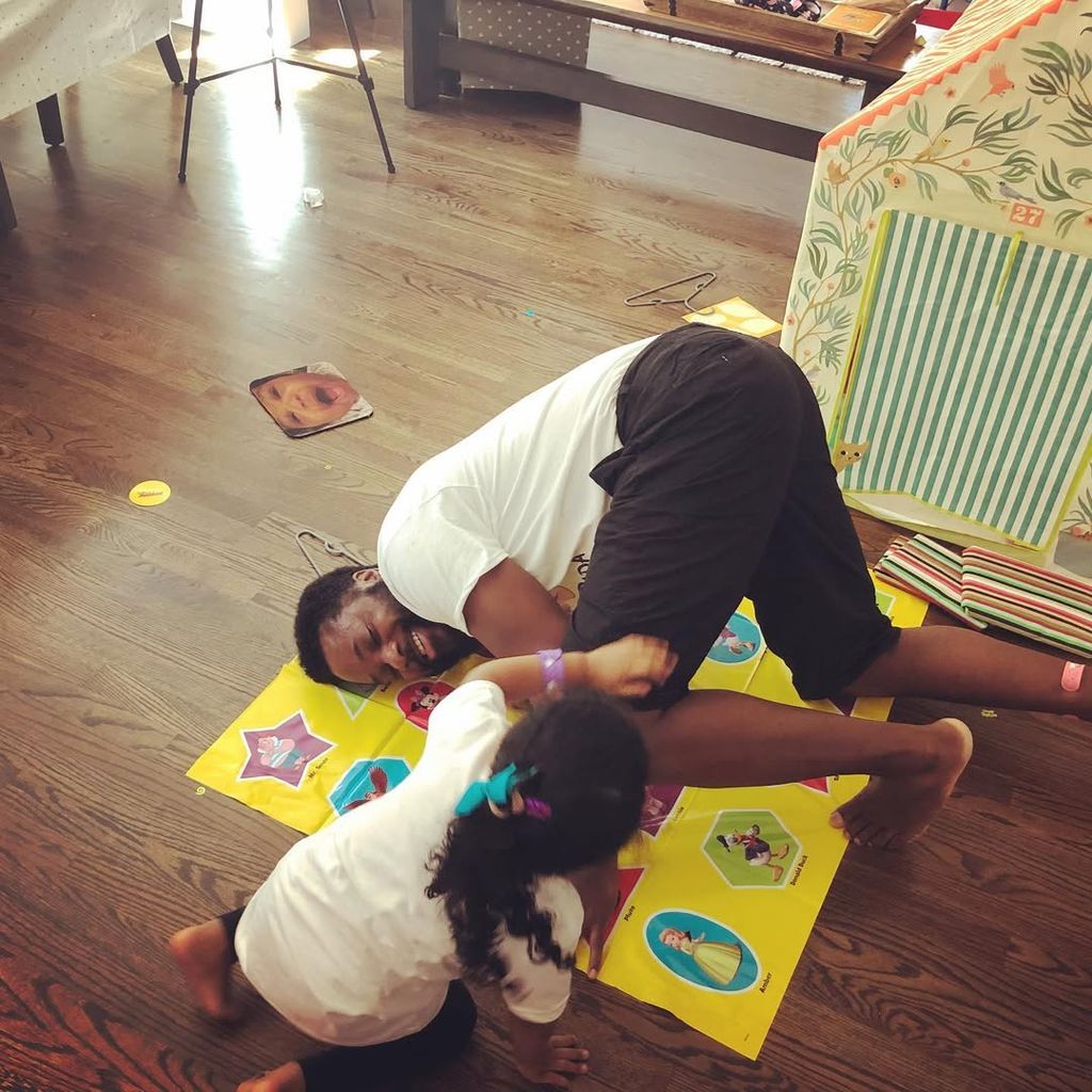 Malcolm jouant Twister avec sa fille