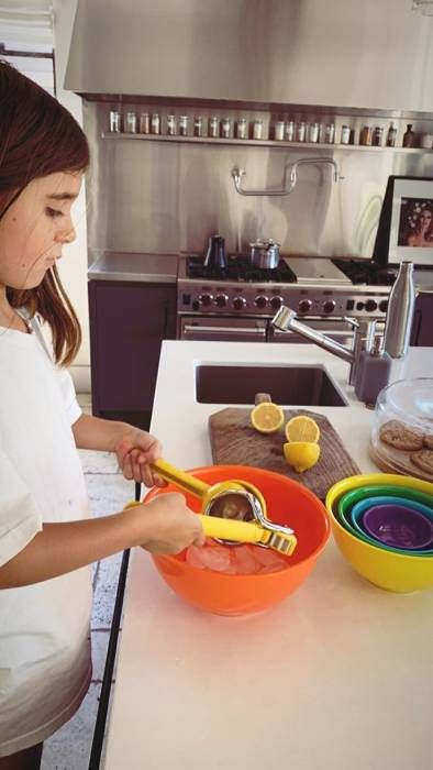 kourtney kardashian daughter penelope cooking