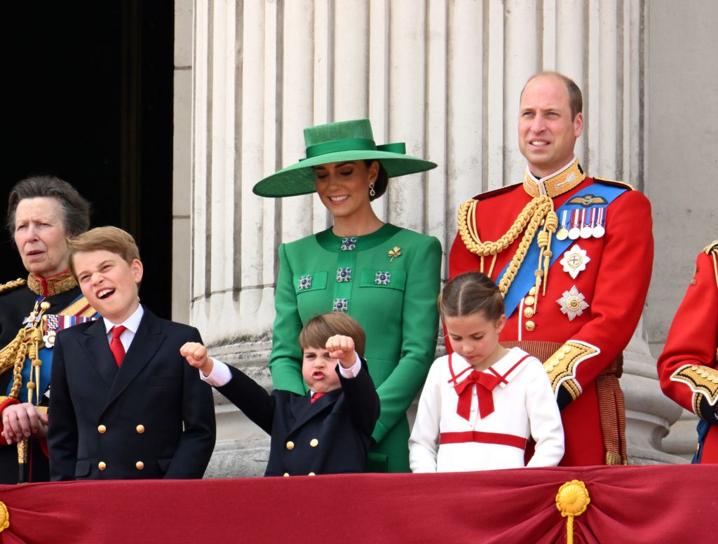 royal family on balcony 