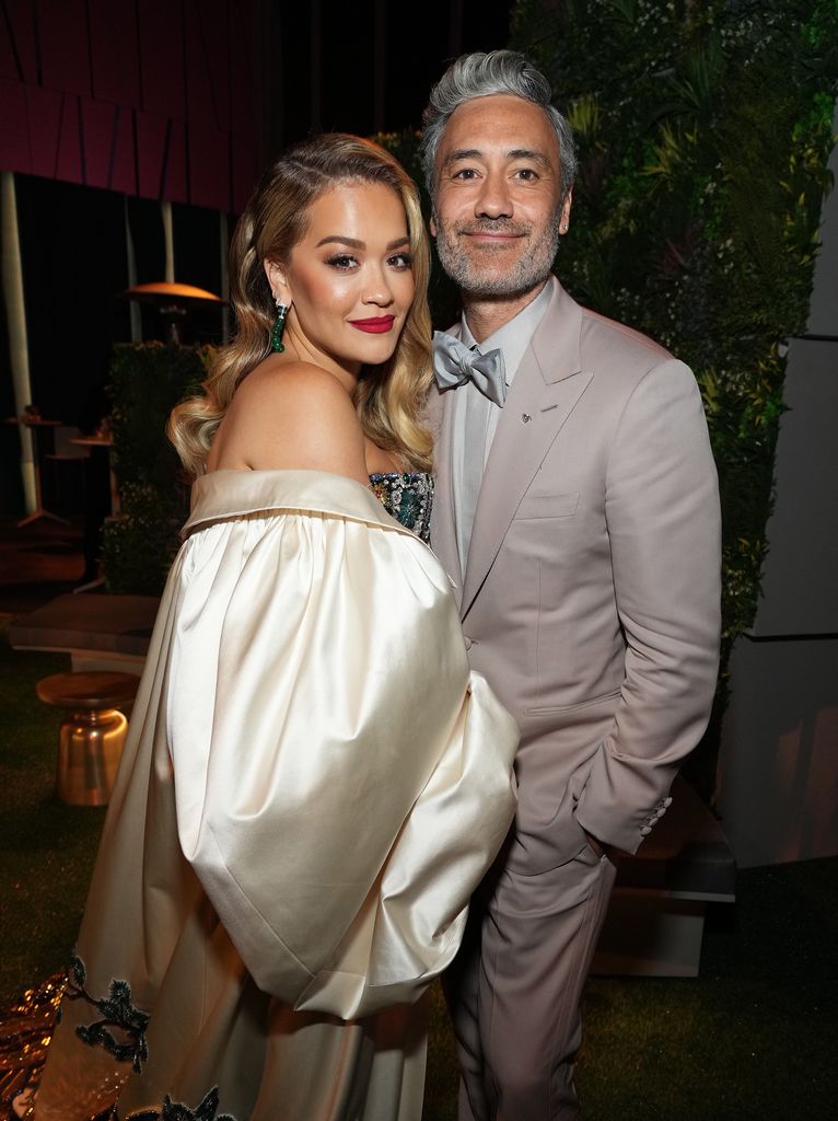 BEVERLY HILLS, CALIFORNIA - MARCH 27: Rita Ora and Taika Waititi attend the 2022 Vanity Fair Oscar Party hosted by Radhika Jones at Wallis Annenberg Center for the Performing Arts on March 27, 2022 in Beverly Hills, California. (Photo by Kevin Mazur/VF22/WireImage for Vanity Fair)