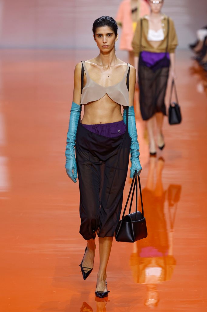 Je suis une écrivaine de mode et voici pourquoi les vêtements défaits font partie de mon style pour 2026 1 le mannequin défile au défilé Prada lors du défilé Milan Womenswear printemps/été 2026