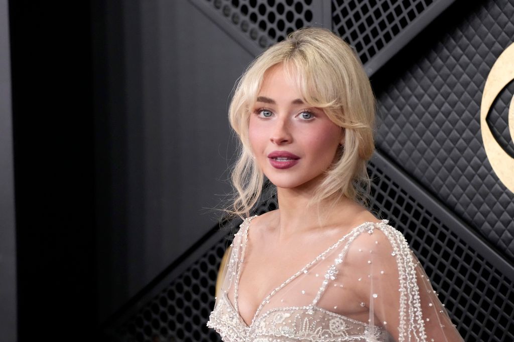Ce maquillage « crédible » est votre mise à jour beauté printanière la plus flatteuse 3 Sabrina Carpenter aux Grammys