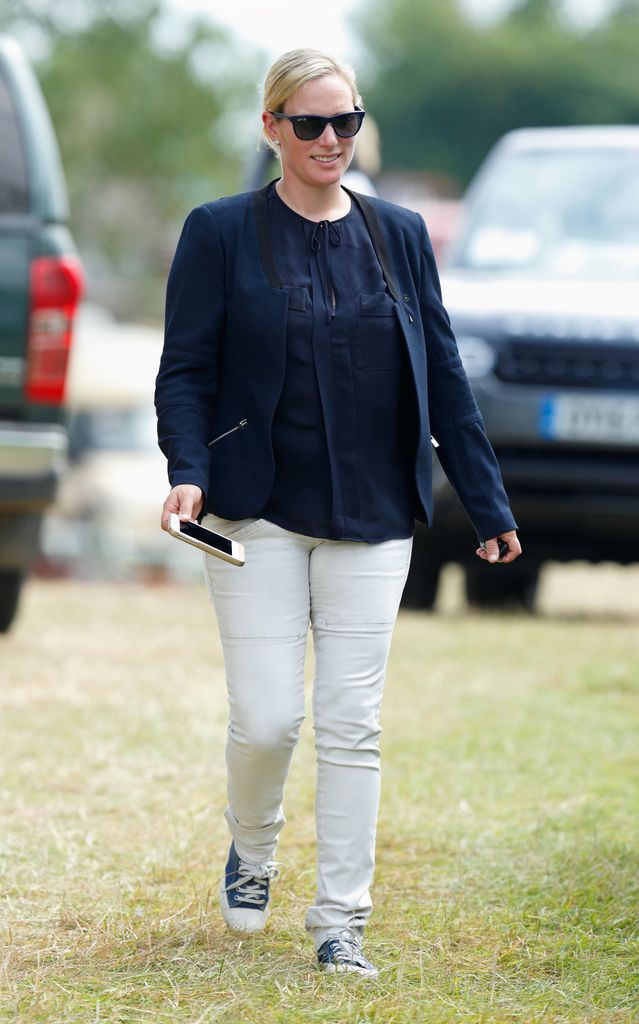 Zara a los jeans y la Marina de la Marina