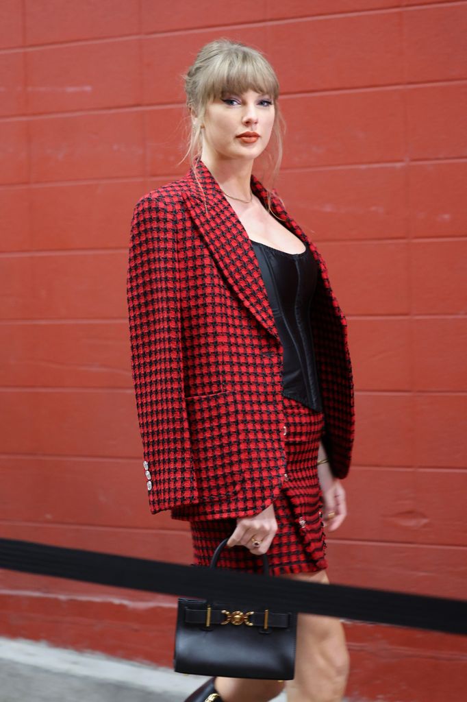 Taylor Swift dalam blazer houndstooth merah dan hitam di pertandingan Kansas City Chiefs