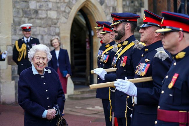 queen meets royal regiment of canadian artillery